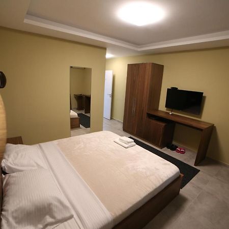 Hotel Centrum Titova Mitrovica Buitenkant foto