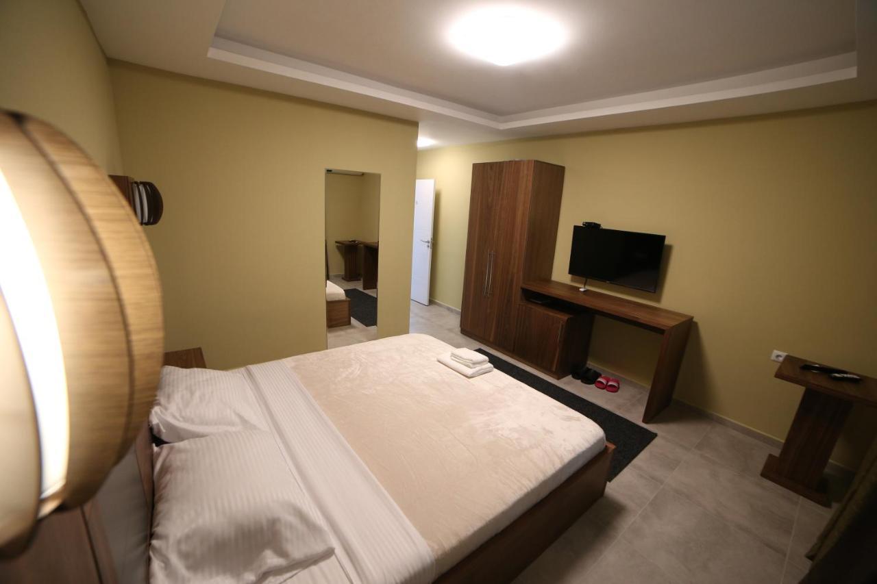 Hotel Centrum Titova Mitrovica Buitenkant foto